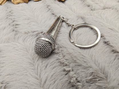 Schlüsselanhänger personalisiert Mikrofon Singen Star Metall mit individueller Gravur Geschenk