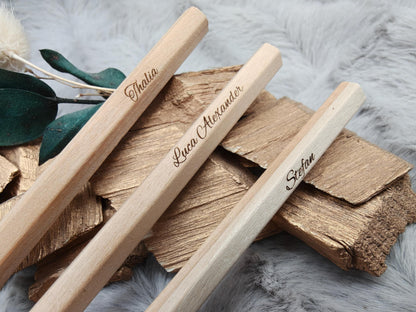 Personalisierter Bleistift mit Gravur | Gastgeschenk Hochzeit & Kommunion | Platzkarte Alternative | Bleistift mit Namen für Schultüte