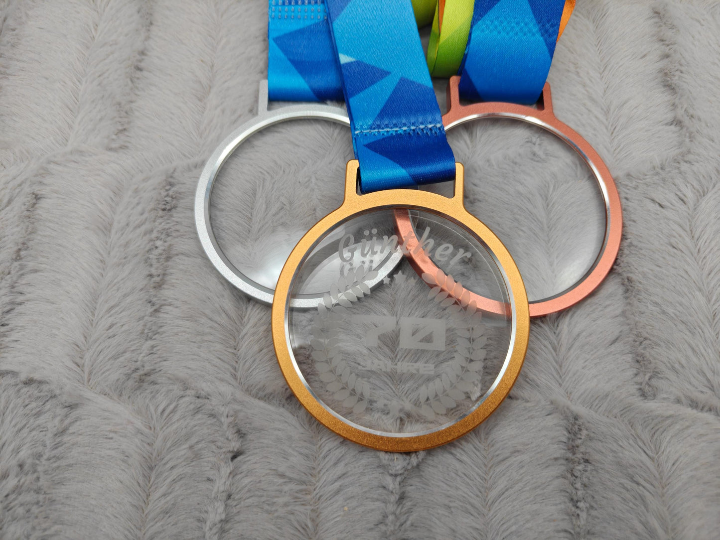 Personalisierte Medaille mit Name & Alter | Gold Silber Bronze mit Kristallglas | Individuelle Auszeichnung | Medaille mit Band graviert