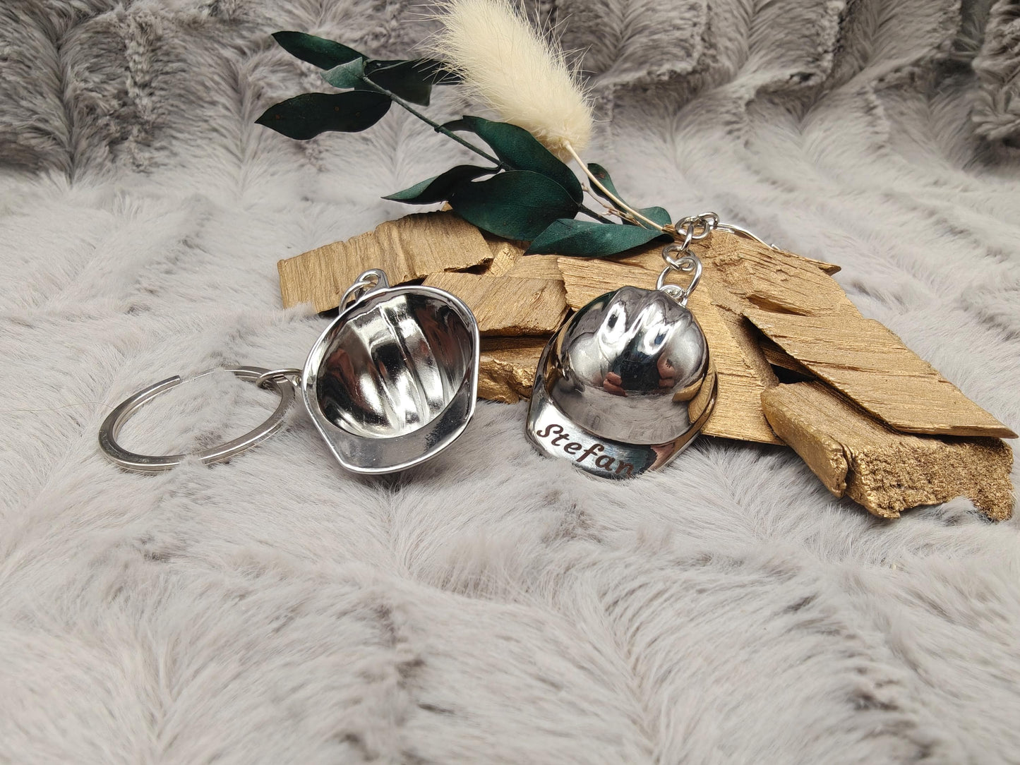 Personalisierter Schlüsselanhänger Helm mit Gravur | Metallanhänger mit Name | Geschenk für Feuerwehr, Handwerker & Bauarbeiter | Schutzhelm