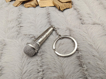 Schlüsselanhänger personalisiert Mikrofon Singen Star Metall mit individueller Gravur Geschenk
