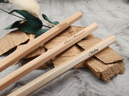 Personalisierter Bleistift mit Gravur | Gastgeschenk Hochzeit & Kommunion | Platzkarte Alternative | Bleistift mit Namen für Schultüte