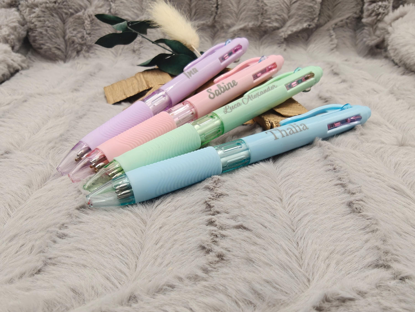 Personalisierter Kugelschreiber 4 Farben mit Name Gravur  4-in-1 Stift mit Wunschtext  Geschenkidee Büro & Lehrer  Farbstift Gelstift
