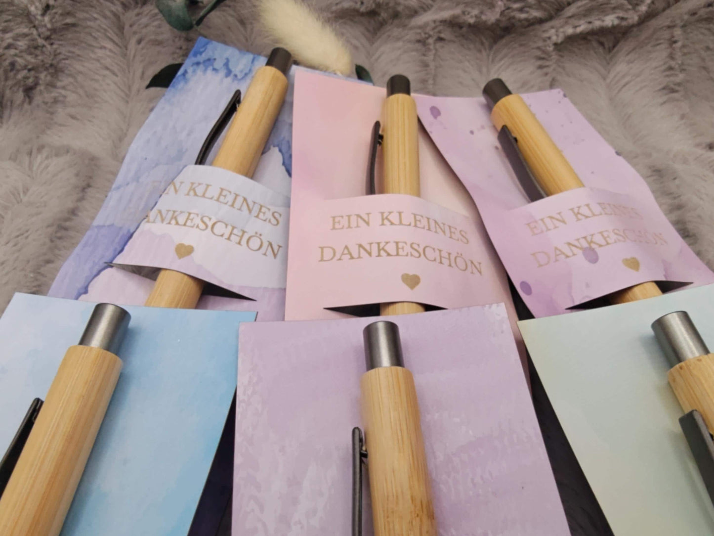 Kugelschreiber Bambus personalisiert in Papphülle mit "Ein Kleines Dankeschön" 6 Schöne Farbmuster Geschenk individueller Gravur