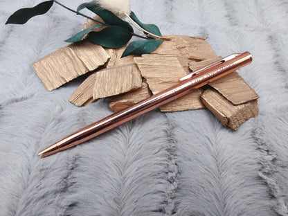 Personalisierter Kugelschreiber Slim Design | Eleganter Stift mit Gravur | 4 Farben Kuli Geschenk mit Name | Roségold Gold Silber Gunmetal